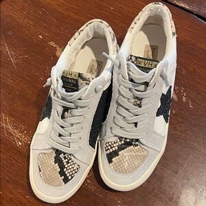 Vintage Havana Stylish White and Black Star Sneakers